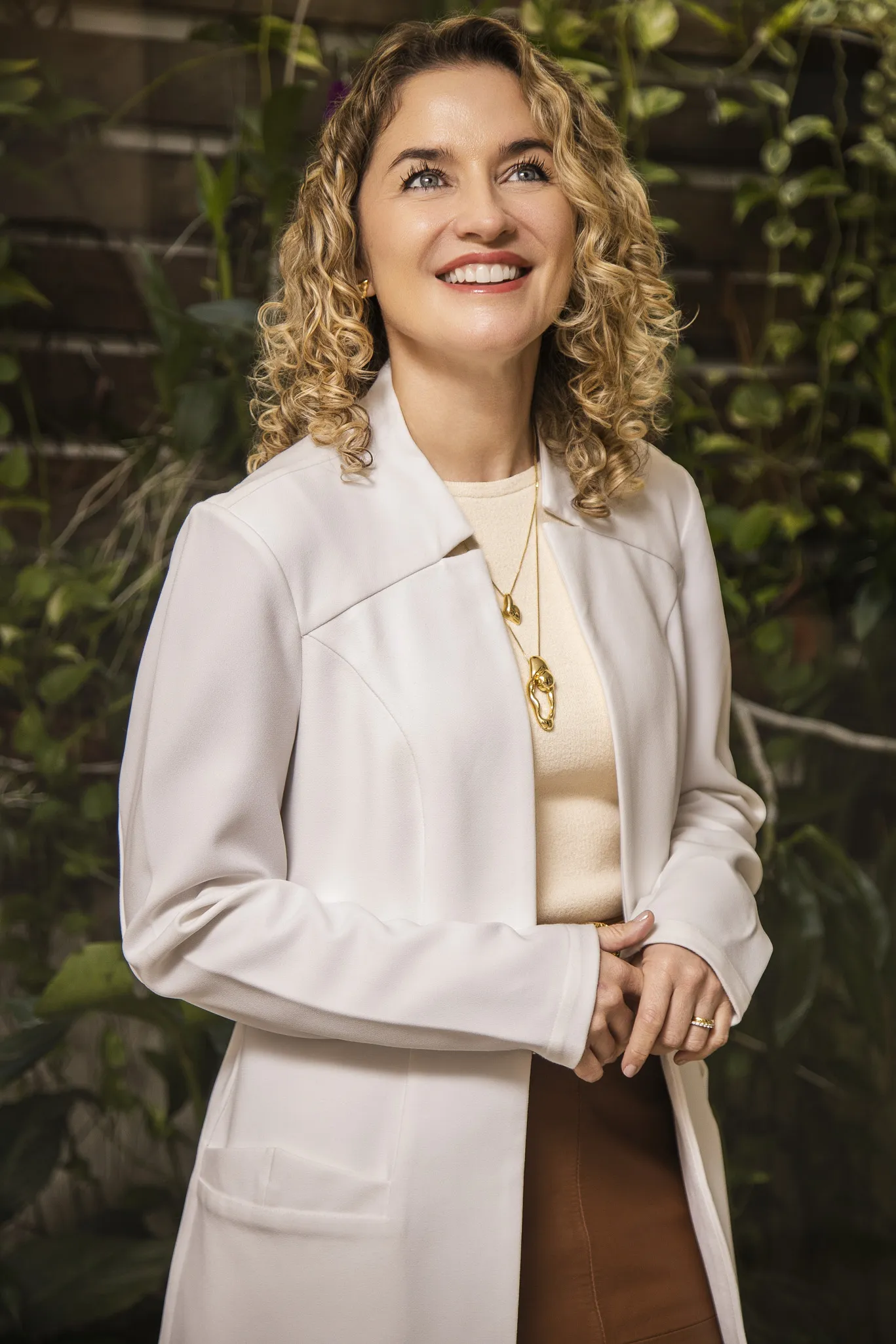 Dra. Daiane Saldanha em pé, sorrindo