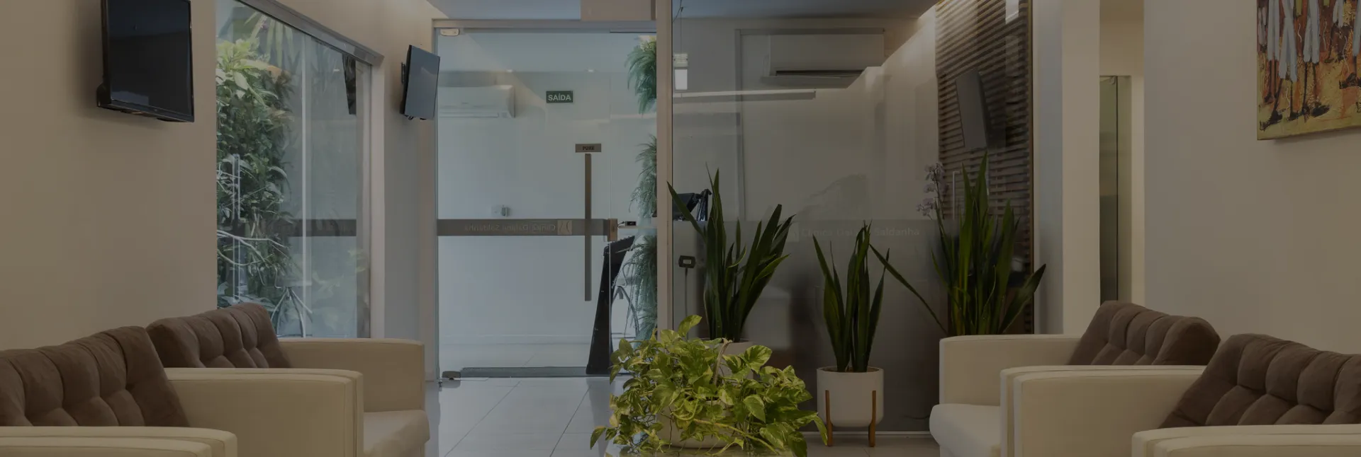 Corredor e salas de atendimento da clínica