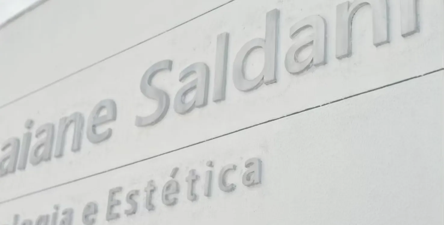 Letreiro "Daiane Saldanha — Dermatologia e Estética"